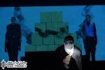 نگاهی به نمایش ”مرکب خوانی ارکستر مردگان” نوشته ”حمیدرضا نعیمی” و کارگردانی ”محمودرضا رحیمی”

نادیده نباید گرفت که حُسن کار آقای رحیمی در صراحت لهجۀ او است. نویسنده و کارگردان می دانند که می خواهند چه بگویند و چه مفهومی را، که مرتبط با دوران معاصر ماست،