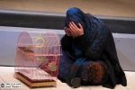 نگاهی به نمایش ”اینجا کجاست” نوشته نغمه ثمینی و کارگردانی شیوا مسعودی

یک رویداد زمانی اسطوره تلقی می شود که مرجعیت اش از سوی جمع تایید و استفاده شود و امر مقدسی را باز نمایاند؛ اما چون مواجه "اعظم" با گذشته اش، همچون یک سفر، مواجهه ای است با 