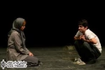 نگاهی به نمایش ”زمان لرزه” نوشته ”اصغر گروسی” و کارگردانی ”مهدی صباغی”

مهدی صباغی در مقام کارگردان دقت و توجه ستودنی به ضرباهنگ و ریتم نمایش دارد و کوشیده است با انتخاب میزانسن های درست و کم اشتباه، تماشاگران را از ابتدا تا انتها با نمایش همراه نگه دار