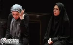 نگاهی به نمایش ”تو هرگز نخواهی گشت” به نویسندگی ”مرتضی شاه کرم” و کارگردانی ”سامان خلیلیان”

پرسشگر به تعبیری شاید نماینده نسلی است که خود مستقیما جنگ را درک نکرده، اما به عنوان نماینده نسل های پس از جنگ می کوشد، تا از دریچه ذهن آدم هایی، که خود مستقیما