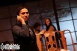 نگاهی به نمایش ”طعم آلوی جنگلی” به نویسندگی و کارگردانی ”نوشین تبریزی”

خلق یک داستان رئال روی صحنه لزوما محتاج دکوری رئالیستی و منطبق بر واقعیت نیست. طراحی و ساخت دکور رئال بیشتر عاملی برای محدود کردن فضا، زمان و مکان در یک چاردیواری است. البته نمی توا