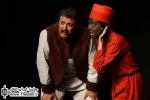 نگاهی به نمایش ”طبل بزرگ” نوشته و کارگردان ”مجتبی مهدی”

در این نمایش، مهمترین ابزاری که رابطۀ میان مردم و حاکم را همدلانه می کند، "پول" است. پول صرفا به معنای ارزش اقتصادی نیست، بلکه ایجاد یک رابطه است. هنگامی که مبارک "تمام داراییِ"