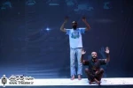 نگاهی به نمایش ”جهان انزوا” نوشته ”نائومی والاس” و کارگردانی ”رضا کوچک زاده”

لحن نمایش بین طنز و اندوه در گردش است و ذهن فرصت می یابد از دل این ماجراهای روایت شده بر مسئله جنگ و آسیب های ناشی از آن دقیق شود.