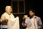 نگاهی به نمایش ”تمام شهر بارانی است” نوشته ”علی اصغری” و کارگردانی ”رضا رمضانی”

قدرت رضا رمضانی، طراح و کارگردان « تمام شهر بارانی است»، در آفرینش تصاویر زیبا و خوش عکس از آغاز تا پایان نمایش به چشم می­آید و این نمایش را از جذابیت­های دیداری بهره­مند م