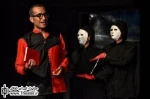 نگاهی به نمایش ”چشم ها” نوشته مسعود هاشمی نژاد و طراحی و کارگردانی ”بهار محمودزاده”

"چشم ها" یک تراژدی مدرن تک پرده ای است که از ساحت کیفی می توان آن را  یک درام فلسفی دانست. زیرا اندیشه در بنیان آن وجود دارد و ستیز دیدگاه های گوناگون با یکدی