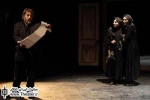 نگاهی به نمایش ”عروسک های سکوت” نوشته ”فرزانه سهیلی” و کارگردانی ”سمانه زندی نژاد”

سمانه زندی نژاد از آن دست کارگردان هایی است که دغدغه فرم دارد. یعنی بیش از هر چیزی برایش نمایان کردن ساختاری قابل تامل اهمیت دارد. او برایش مهم است که فرم پیچیده ای بر پ