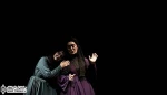 نگاهی به نمایش ”بیوه های غمگین سالار جنگ” نوشته ”محمدامیر یاراحمدی” و کارگردانی ”شهاب حسین پور”

دیدگاه محمدامیر یاراحمدی در این متن مانند دیگر آثارش، به طور مشخص بررسی یک وضعیت و موقعیت اجتماعی از احوال کنونی و آینده جامعه ای است که دروغ مبنای اداره ام