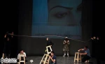 نگاهی به نمایش ”احساس آبی مرگ” نوشته ”سجاد افشاریان” و کارگردانی ”امین میری”

نمایش "احساس آبی مرگ" با نقش بستن جمله ای بر پرده ویدیو پروژکشن پایان می یابد. اگر نمایش از تکنیک های دراماتیک برای تبدیل چنین موضوع مهم و جذاب اجتماعی به درام، بهتر