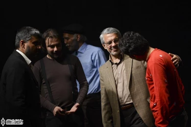 حضور حسین طاهری در پشت صحنه نمایش پوتین ها 1