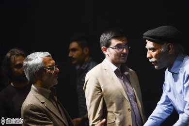 حضور حسین طاهری در پشت صحنه نمایش پوتین ها 2