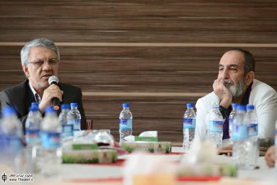 نشست حسین طاهری با مسولین وهنرمندان تئاتر کرمانشاه‎ 1