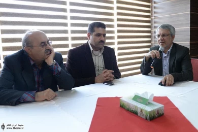 نشست حسین طاهری با مسولین وهنرمندان تئاتر کرمانشاه‎ 4