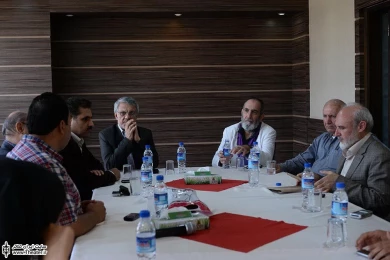 نشست حسین طاهری با مسولین وهنرمندان تئاتر کرمانشاه‎ 9
