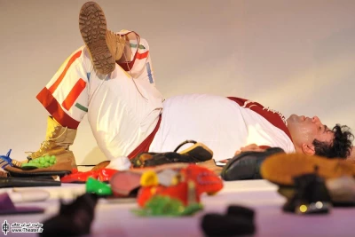 به کفشات نگاه کن