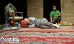 بیهودگی­‌های زندگی/ نگاهی به نمایش «به اتفاق خانواده» نوشته و کار رسول کاهانی