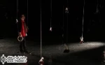 متافیزیک حضور/ نگاهی به نمایش «مکبث» به کارگردانی حسین نوشیر

«مکبث» نوشیر در بخش سندسازی و جایگاه اجتماعی چهره‌ها و روابط‌شان با یکدیگر، به تراژدی شکسپیر اقتدا کرده است. اما در بخش پیرنگ سازی و تسلسل علت و معلولی در قصه‌پردازی، کاملاً با متن اصلی تفاوت