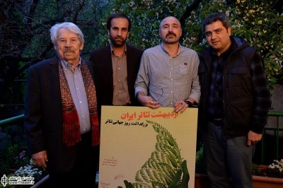 رونمایی از پوستر اردیبهشت تئاتر در منزل استاد داود رشیدی