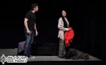 داستانی که تکرار می‌شود/ نگاهی به نمایش «تقدیر بازان» نوشته هاله مشتاقی‌نیا و کار سیما تیرانداز

نویسنده نمایشنامه «تقدیر بازان» از‌‌ همان نخستین دقایق شکل‌گیرى درام، معرفى و بسط و تعمیم تم مورد نظرش را به درستى و کارآمدى آغاز مى‌کند و مخاطب را با دغدغه