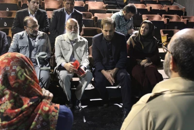 نمایش «تکه های سنگین سرب» با حضور رییس شورای شهر تهران افتتاح شد مدیرکل هنرهای نمایشی: با تئاتر اسطوره های دفاع مقدس را به جوانان معرفی کنیم