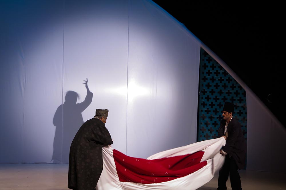 نگاهی به نمایش «مضحکه شبیه قتل» به کارگردانی حسین کیانی

خودزنی هنرمندانه؛ روز خاری و خنده زاری