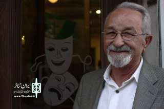 جعفر والی زنگ افتتاح نمایش «ترانه‌ای در انتهای کوچه تاریک» را می‌نوازد