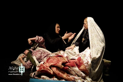 حضور بازیگر علی‌رغم آسیب‌دیدگی بر صحنه تئاتر