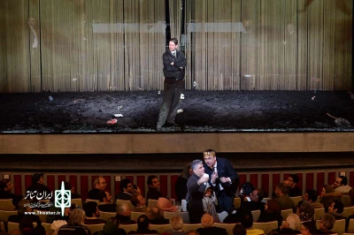 نگاهی به ساختار اجرایی نمایش «هملت» به کارگردانی توماس اوسترمایر

هملتِ دیوانه