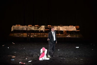 «هملت» اوسترمایر

 نمایشِ نمایشِ یک جنون