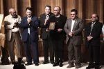 تقدیر از ظریف و سردار سلیمانی در اجرای پایانی نمایش « ننه دلاور و فرزندانش» 3