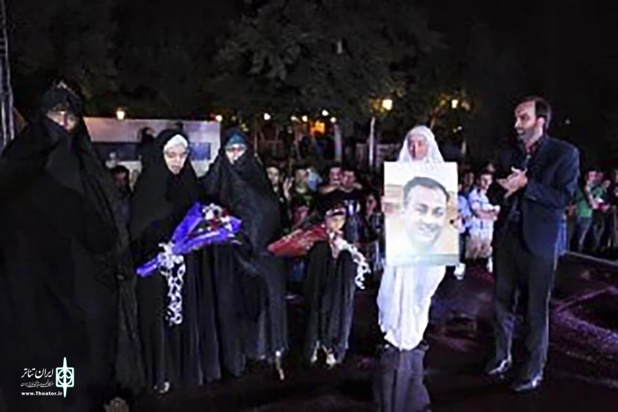 با حضور مدیرکل هنرهای نمایشی

نمایش «دریادلان» با تجلیل از خانواده شهید مدافع حرم «عبدالله باقری» آغاز شد 2