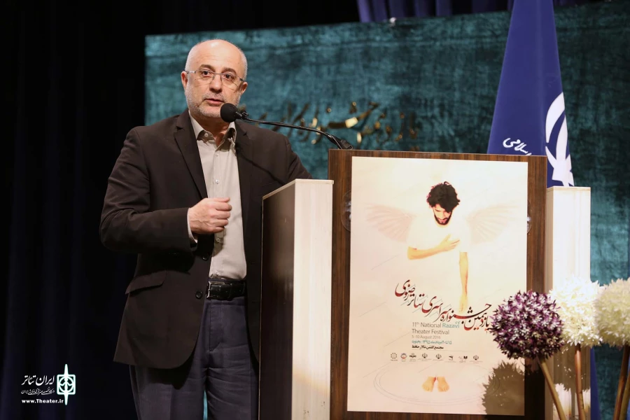 هدیه معاون هنری وزیر به برگزیدگان جشنواره تئاتر رضوی 2