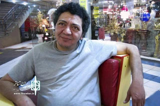 سامان ارسطو کارگردان، بازیگر و طراح  نمایش:

همان باش که نیستی یک پروفرمنس مبارزه جو است