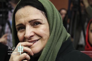 گلاب آدینه بخش‌هایی از نمایشنامه‌های اسماعیل خلج را می‌خواند