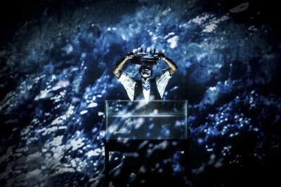 یاداشتی بر نمایش«بیست هزار فرسنگ زیردریا» به کارگردانی پینو دی بودو

رویاهای فراموش شده، کنش تئاتری و تکنیک­های دیجیتال