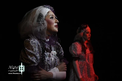 در تماشاخانه و مدرسه تئاتر سه نقطه اجرا می شود

پشت شیشه ها در سالن رکن الدین خسروی