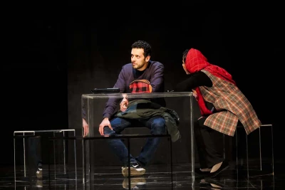 نقدی بر نمایش «ماه در آب» به نویسندگی و کارگردانی محمد یعقوبی

سایه‌ای از ناگفته‌ها و نادیده‌ها