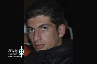گفت و گو با مجتبی کریمی، نویسنده و کارگردان نمایش “سربسته از تهران”

به چالش کشیدن یک موقعیت از خلال عبور از دل تئاتر