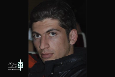 گفت و گو با مجتبی کریمی، نویسنده و کارگردان نمایش “سربسته از تهران”

به چالش کشیدن یک موقعیت از خلال عبور از دل تئاتر