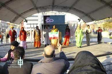 گردهمایی هنرمندان تئاتر و جمعی از نابینایان و ناشنوایان