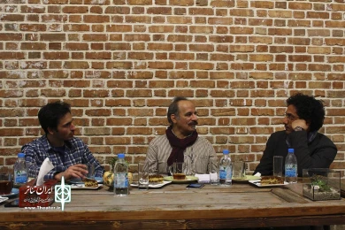 نقد بیستون می‌تازد