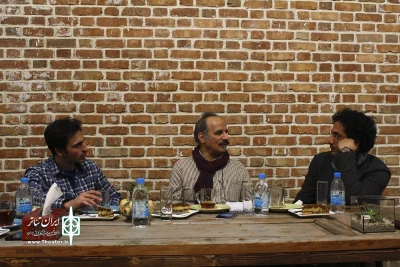 نقد بیستون می‌تازد
