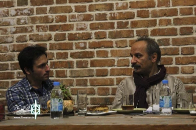 نقد بیستون می‌تازد
