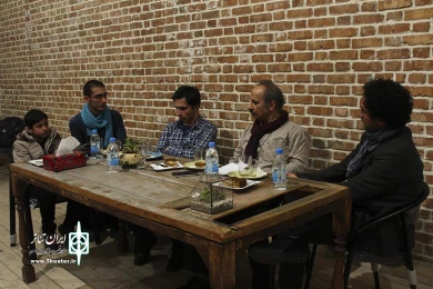 نقد بیستون می‌تازد
