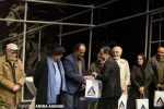 بهمن فرمان آرا شمع کیک متولدان بهمن را فوت کرد 2