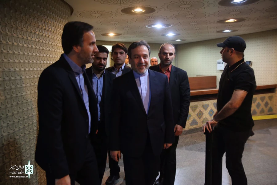 عباس عراقچی به تماشای نمایش مانوس نشست