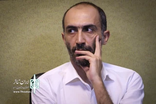 بازیگر ایستاده در غبار و ماجرای نیمروز نمایش دایره را روی صحنه می برد

هادی حجازی فر جنگ ایران و عراق را در نمایش عروسکی دایره روایت می کند