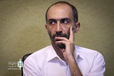 بازیگر ایستاده در غبار و ماجرای نیمروز نمایش دایره را روی صحنه می برد

هادی حجازی فر جنگ ایران و عراق را در نمایش عروسکی دایره روایت می کند
