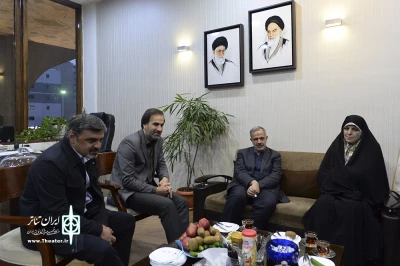 مسئولین به تماشای شلتر نشستند