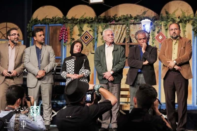 Theater Forum Pays Tribute to Parviz Bashardoust

Bashardoust's Family Receives Medallion