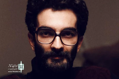 رضا بهاروند نویسنده و کارگردان نمایش  :

سماعی زاده از انتخاب نام تا محتوی و ساختار، در باره قضاوت کردن است